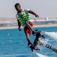 تجربة الطيران المائي في رأس الخيمة