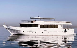 100ft Superyacht Dubai | Ultra-Luxury Private Party Charter & VIP Cruise