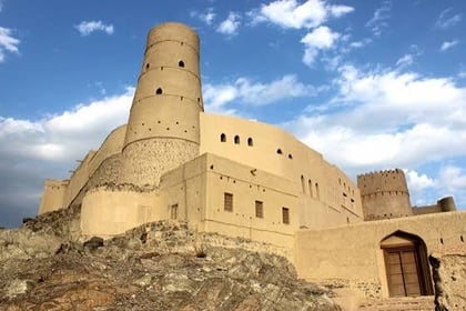 استكشاف بهلاء والحمراء: جولة تاريخية
