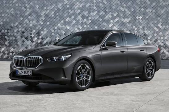 PDAR 2 BMW 520i 2.0T – Luxury Sedan Rental in Doha, Qatar
